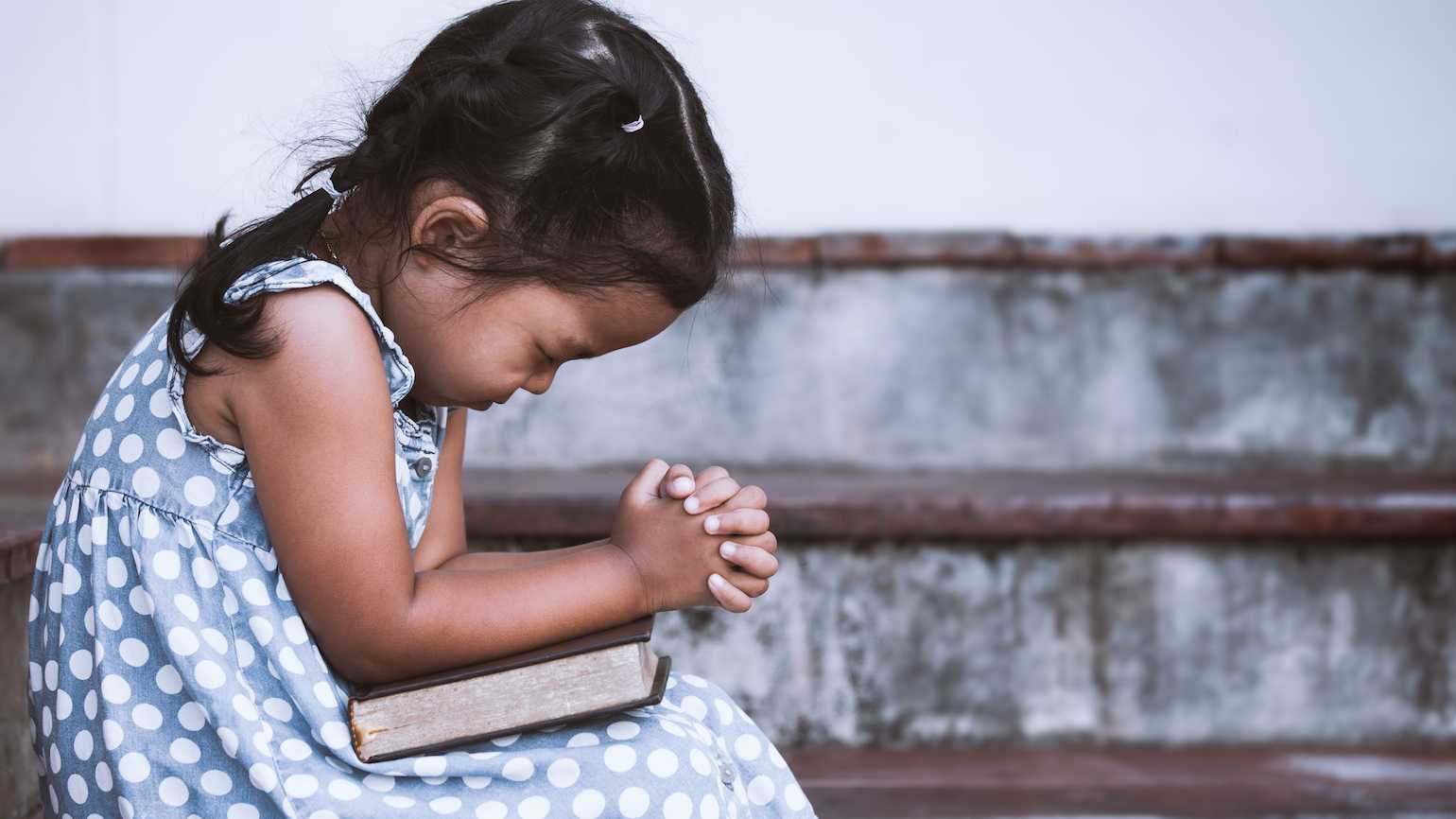 7 Steps to Help Your Child Learn How to Pray